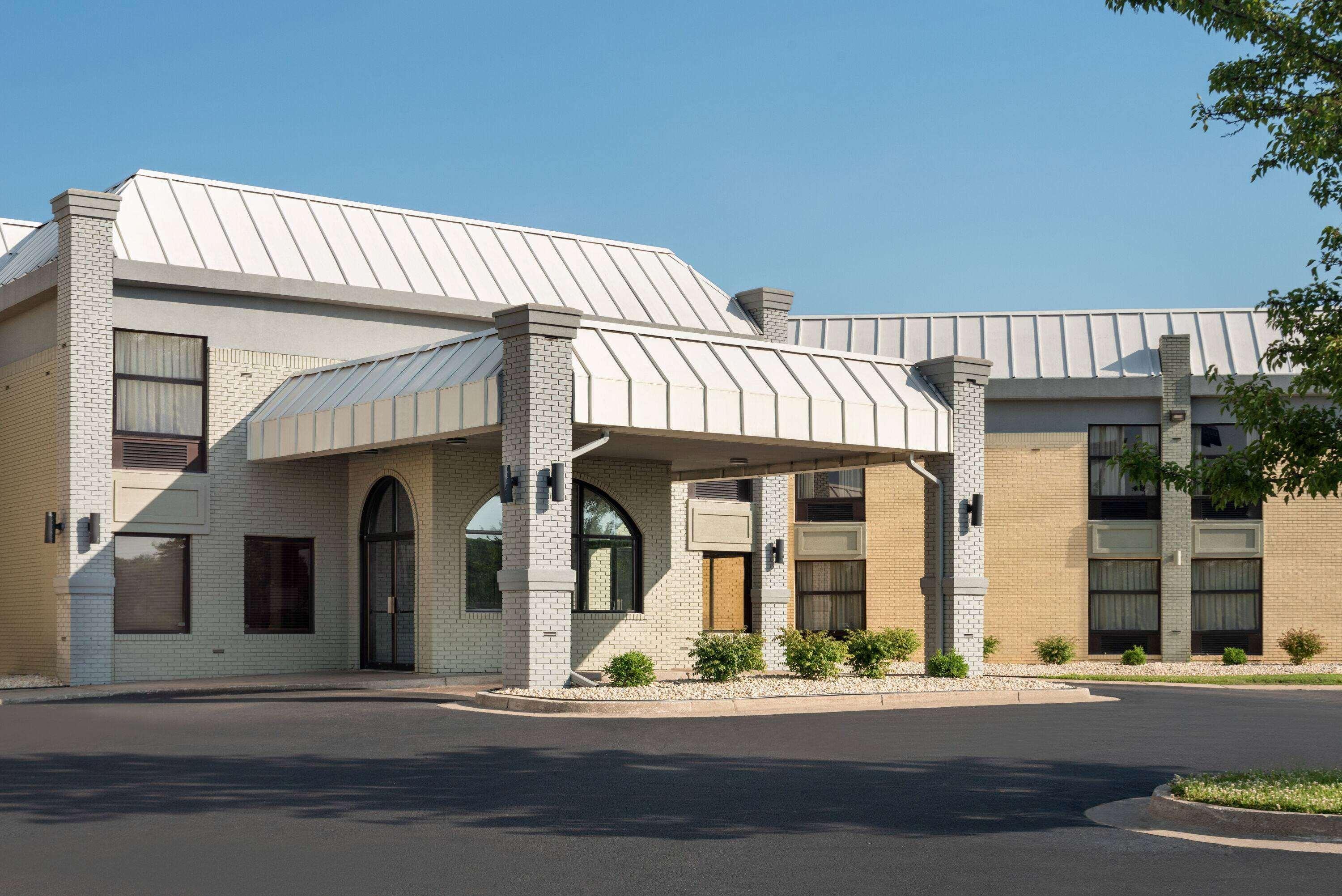 Days Inn & Suites By Wyndham Merrillville Eksteriør billede