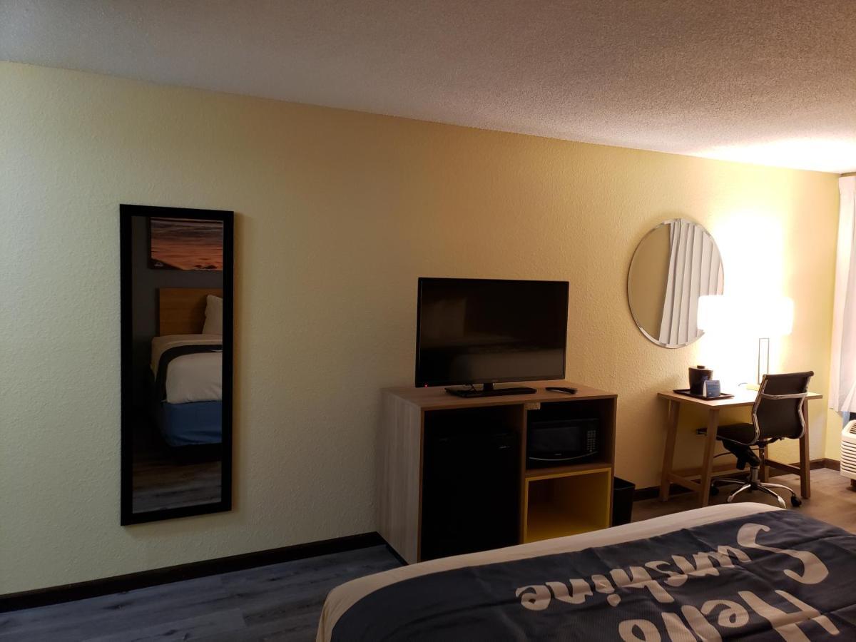 Days Inn & Suites By Wyndham Merrillville Eksteriør billede